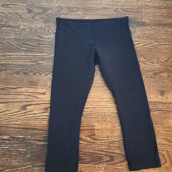 Lululemon crop size 8 - Picture 1 of 6